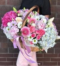 Цветочная композиция из Розы, Хризантемы, Пионы и Лизиантусы в корзине в Красавино