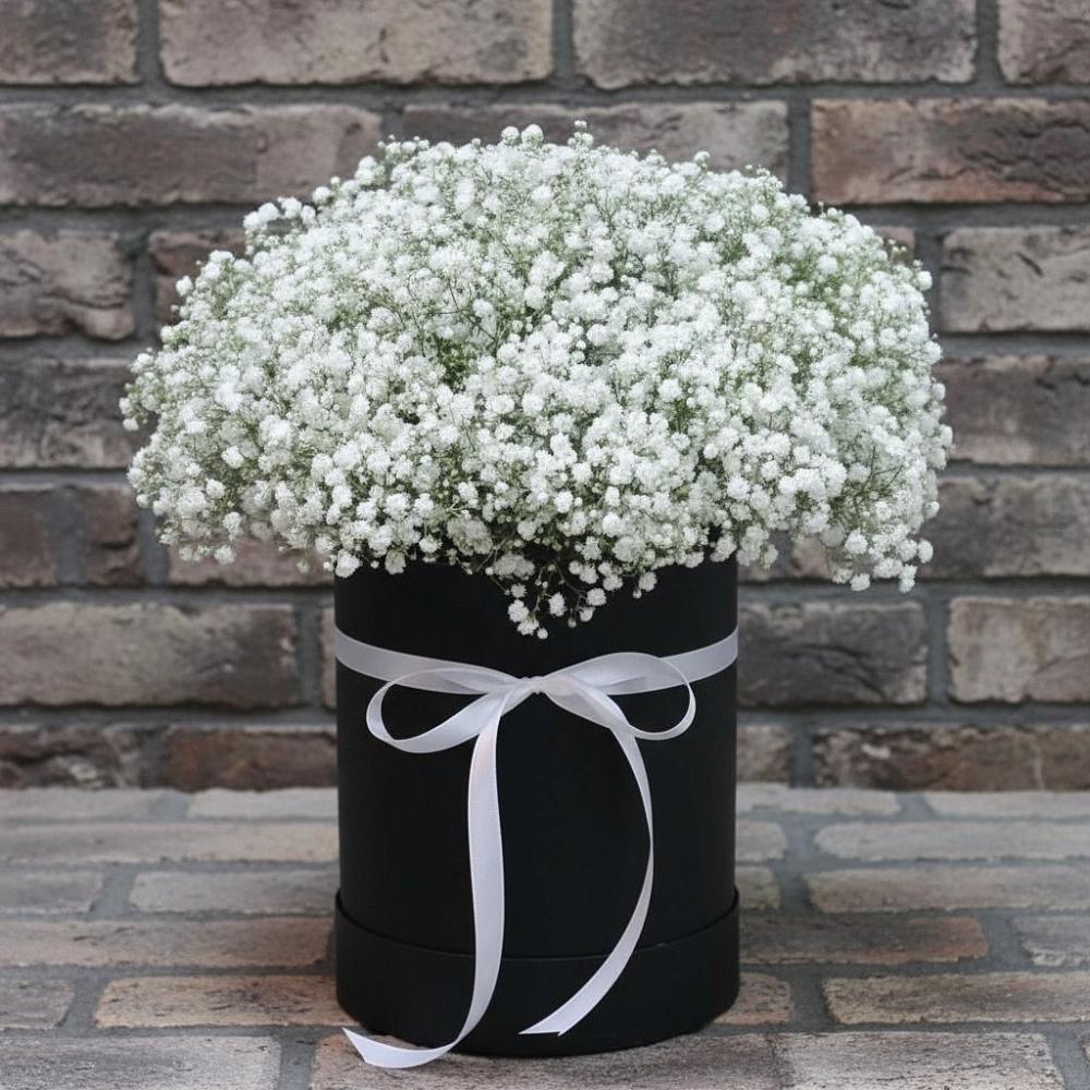 Цветочная композиция из Гипсофила в шляпной коробке в Красавино