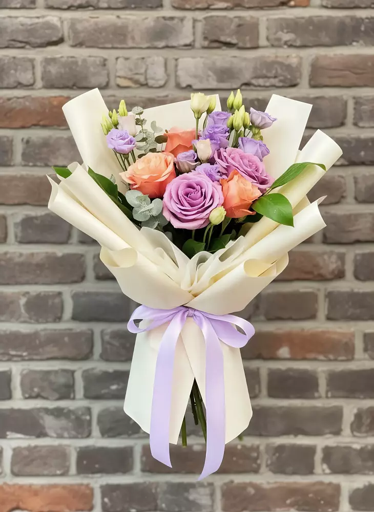 Букет цветов из: Лизиантусы и Розы в Красавино