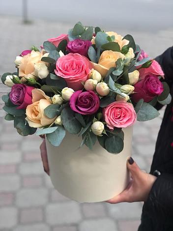 Цветочная композиция из Розы в шляпной коробке в Красавино