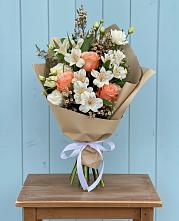 Букет цветов из:  Альстромерии, Лизиантусы, Розы и Хризантемы в Красавино