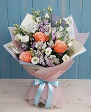 Букет цветов из:  Лизиантусы, Розы, Альстромерии и Гипсофила в Красавино