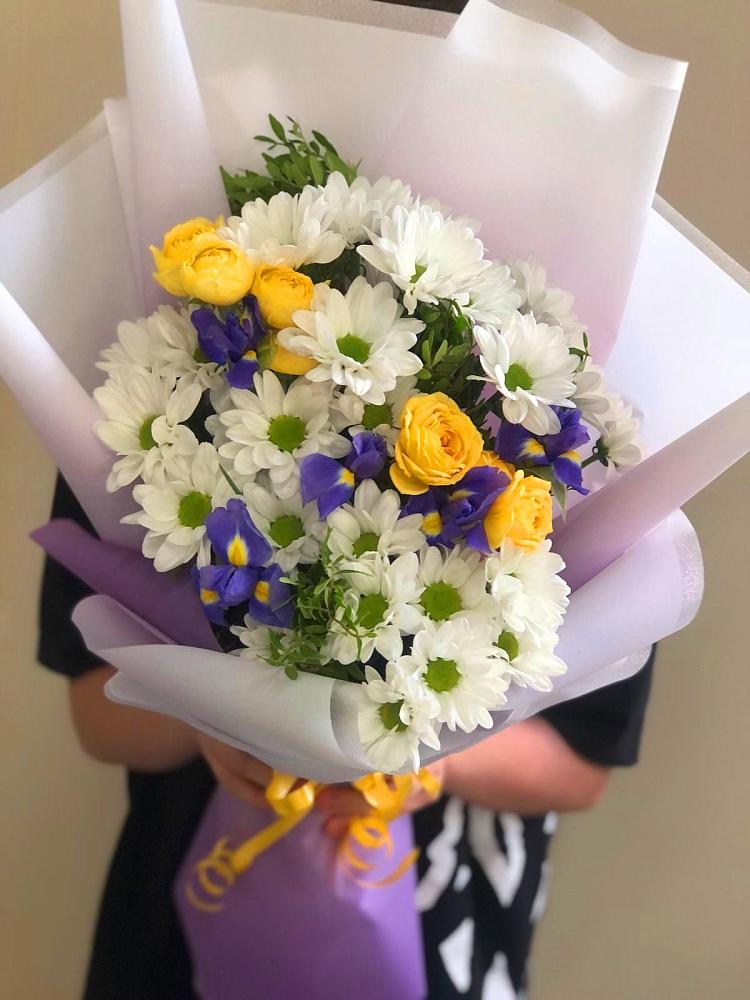 Букет цветов из: Ирисы, Хризантемы и Розы в Красавино