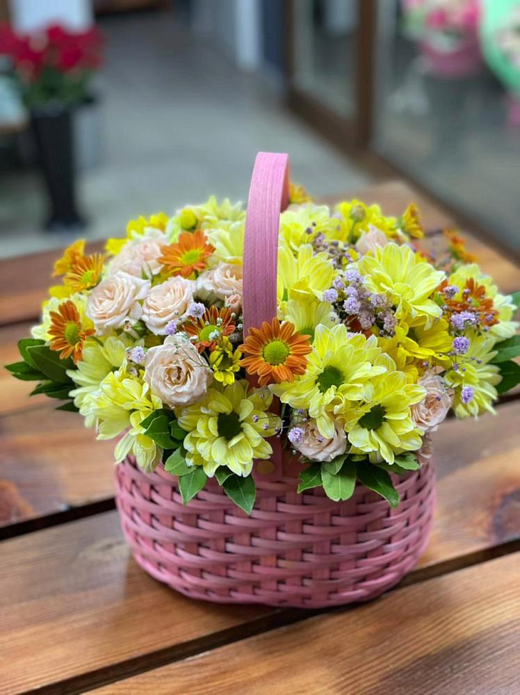 Цветочная композиция из Хризантемы и Розы в корзине в Красавино