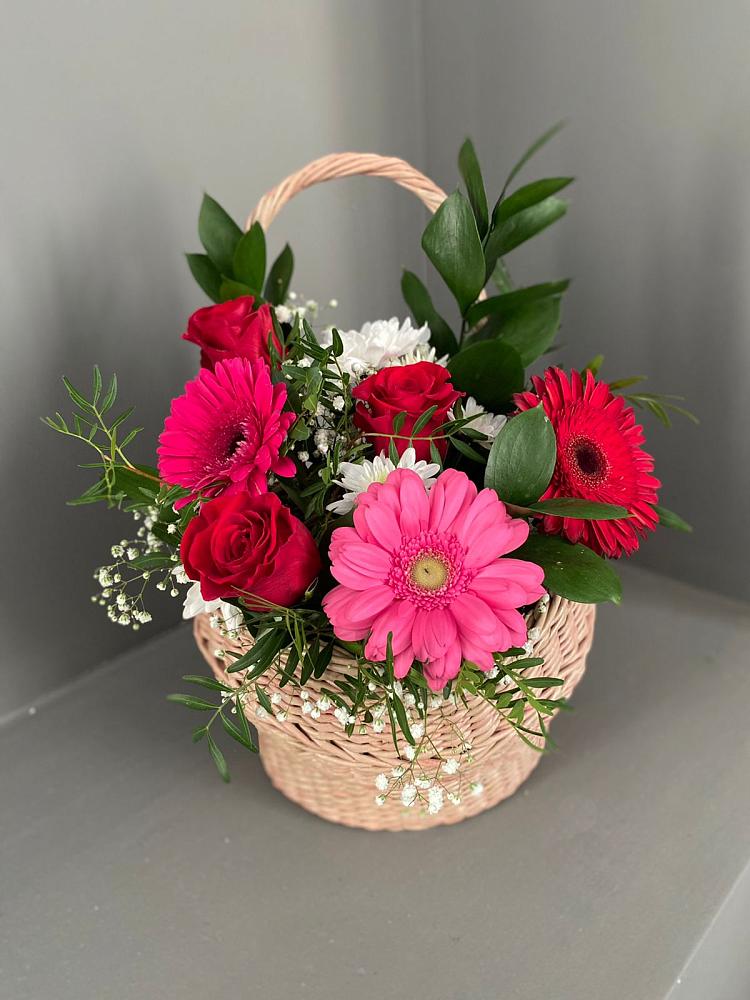 Цветочная композиция из Розы, Хризантемы и Герберы в корзине в Красавино