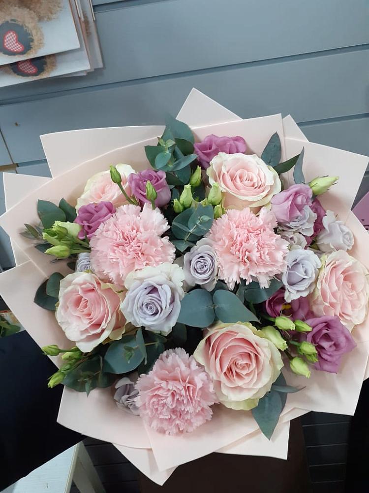 Букет цветов из: Розы, Гвоздики и Лизиантусы в Красавино